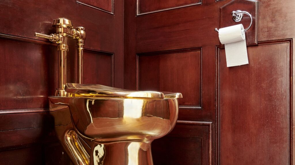 skynews-blenheim-palace-gold-toilet_6860794.jpg