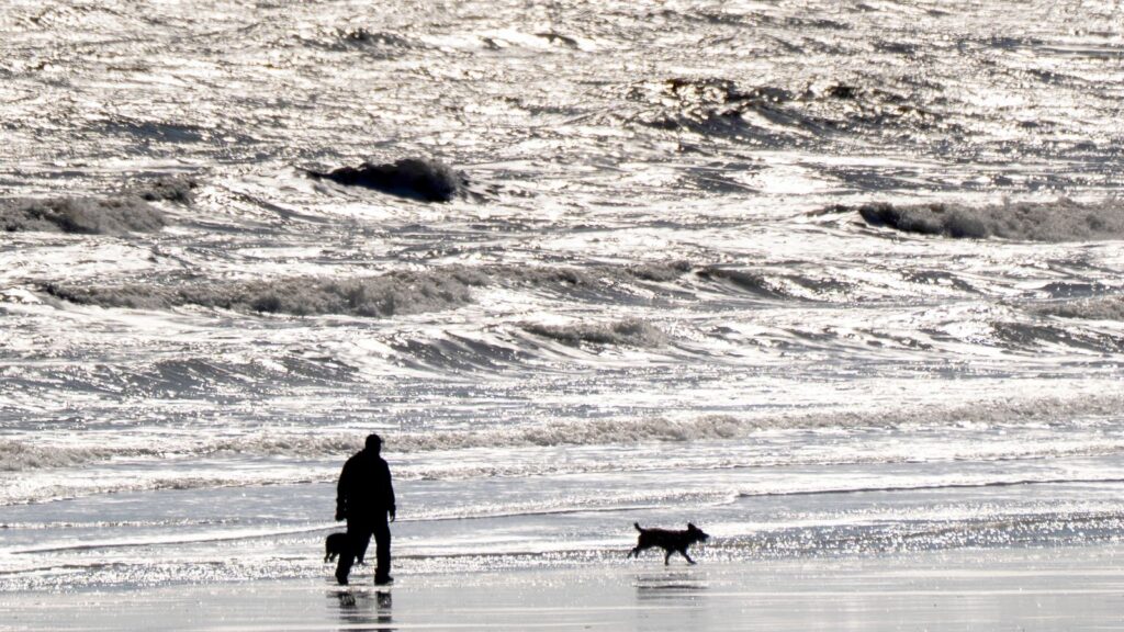 skynews-bridlington-beach-weather_6860544.jpg