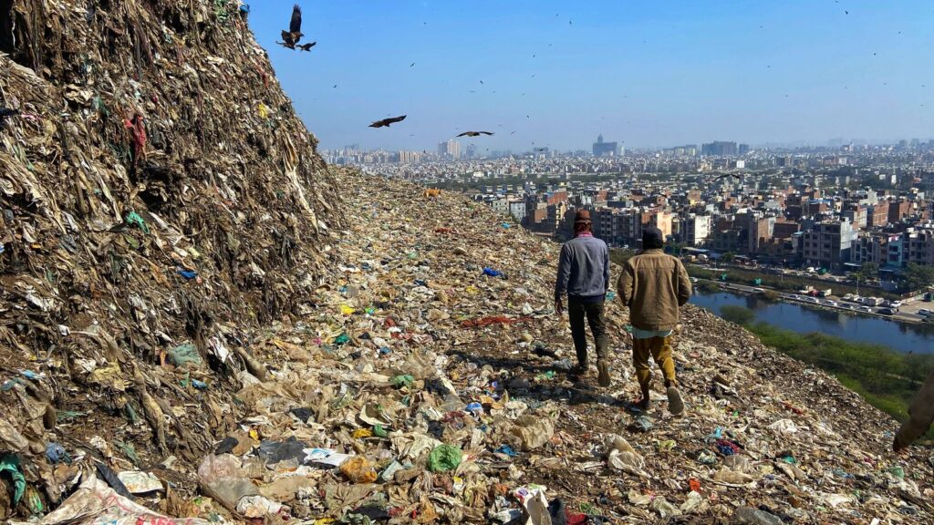 skynews-india-delhi-garbage-mountain_6848989.jpg