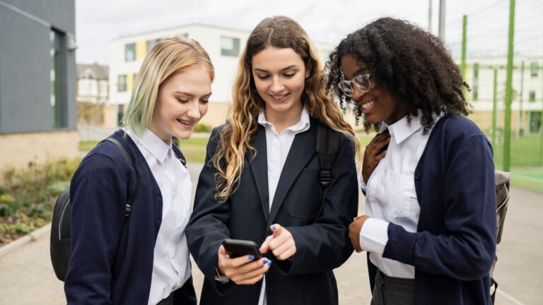 skynews-smartphones-schools_6854160.jpg