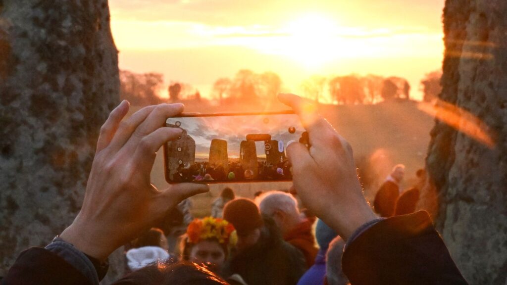 skynews-stonehenge-spring-equinox_6861805.jpg