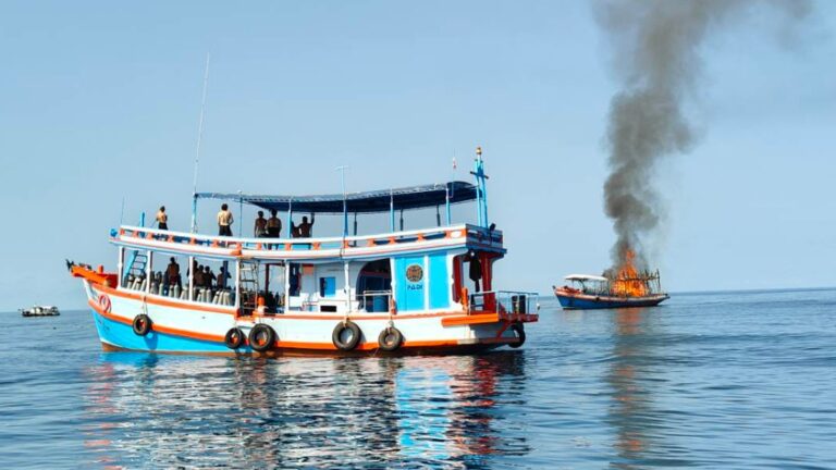 skynews-thailand-boat-fire_6859286.jpg